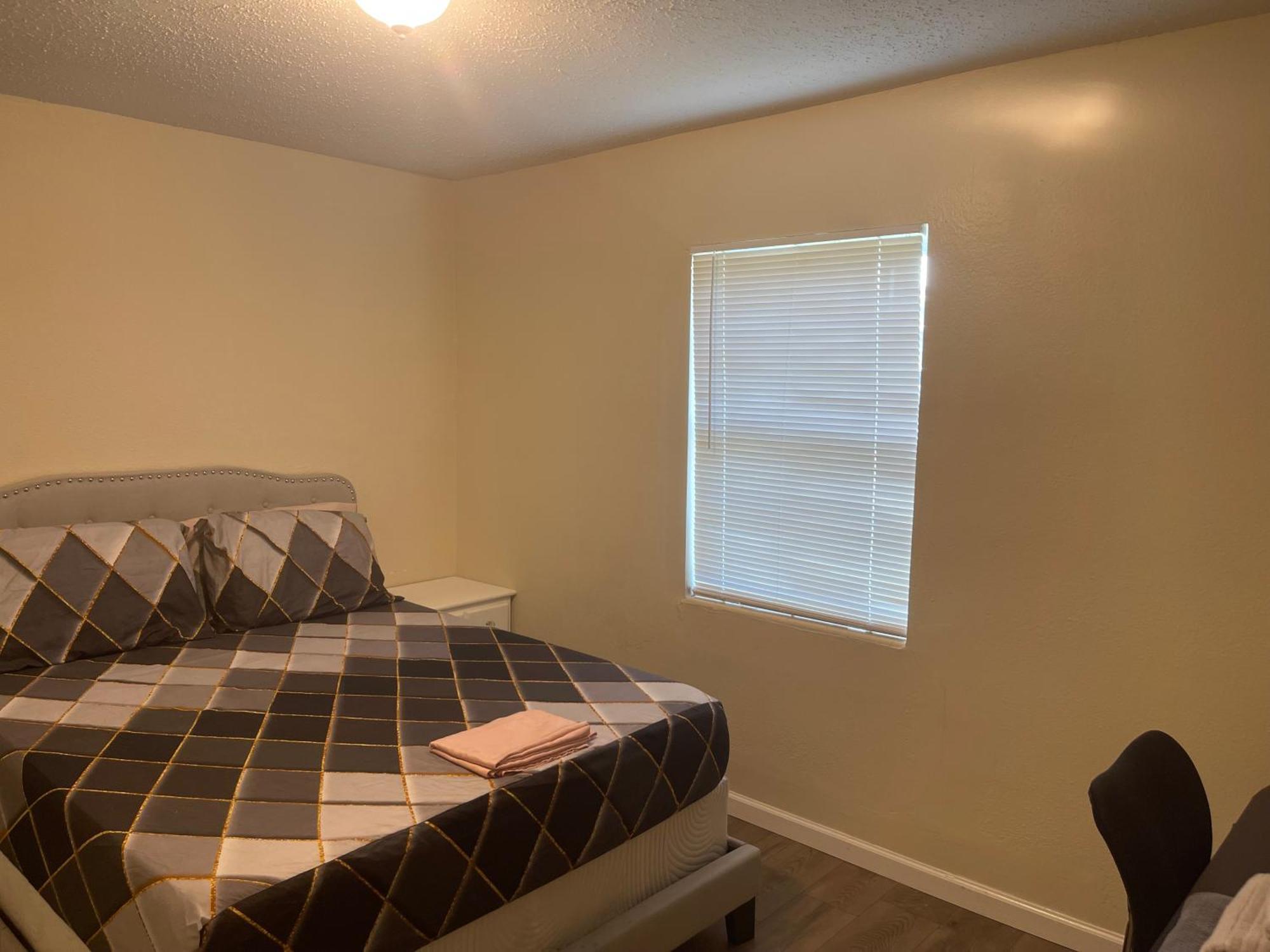Private Queen Bedroom C Shared Common Spaces Fort Pierce Dış mekan fotoğraf